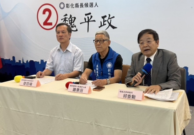陳素月被未署名布條攻擊，國民黨縣主委蕭景田（中）承認是他委人製作的。（照片魏平政競總提供）