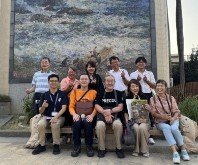 員中90年前創校校長的孫子田中雅照(前排右3),帶著夫人和兒子回到學校尋根。(照片員中提供)