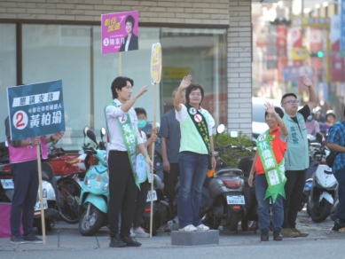 ﹁綠營大團結﹂，縣長候選人陳素月與彰化市長候選人黃柏瑜攜手站路口拜票。（照片競總提供）