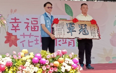 永靖農會農特產品行銷,縣府農業處長頒獎給得獎農民。(照片記者攝)