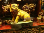 大甲鎮瀾宮神桌上全身金黃色的「虎爺 」神像  傳說具有找人、找物或找錢功效