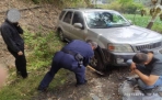 民眾車輛深入泥沼，仁愛警熱心協助脫困