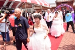 埔鹽大有社區辦理﹁幸福彰化，愛在埔鹽﹂，讓阿公阿嬤體驗穿婚紗，拍婚紗照感覺。（照片縣府提供）