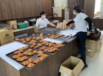 永靖鄉成美文化園動員團隊人力送500份可頌和蛋糕給社福團體。（照片成美提供）