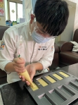 永靖囝仔朱俊瑋，烘製300個小蛋糕送華山基金會獨老。（照片頂新提供） 　