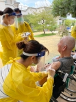 宏仁醫院防疫團隊端午節停休，前往照護機構給長輩施打疫苗。（照片宏仁提供）