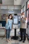頂新基金會今（18）日由副執行長蕭巧怡（左）捐贈一台「智慧防疫自助機」給公所，鄉長詹木根（右）表示感謝。（照片頂新提供）