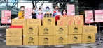 縣議員劉惠娟號召企業公司捐贈1000雙鐵人襪和50箱燕麥奶給11家醫院。（照片縣府提供）