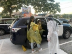 防疫期間，員林分局再度查獲兩名印尼女子（車上和車外穿黃色防護衣）從事「人與人不當連結」行為。（照片分局提供）