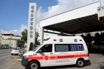 鐘泰企業捐給消防局一輛高頂救護車。（照片縣府提供）