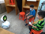 國小開學，員林市東山國小請AI機器人ZENBO說故事給情緒不安新生聽。（照片東山提供）