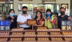 二手車行老闆陳永聰義賣100盒蛋黃酥，所得捐給彰化家家扶。（照片家扶提供）