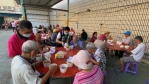民眾黨彰化縣黨部籌備處請80位弱勢獨居老人和遊民吃加料的蚵仔麵線和豬腳麵線。（照片籌備處提供）