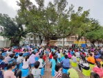 村上國小師生為一棵與學校同齡的百歲老榕樹舉辦祈福儀式。（照片記者周為政攝）