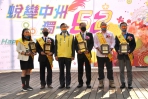 中州科大52週年校慶，校長黃思倫（左3）表彰5位傑出校友。（照片中州提供）