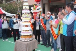 村上國小歡度百歲生日，王縣長和102歲老校友陳培合切蛋糕。（照片記者周為政攝）