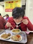爭取代表民進黨參選北區市議員的陳俞融勤走基層  不忘推薦在地美食「英才大麵焿」
