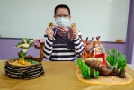 大葉設藝碩生陳奕廷兩件翻糖蛋糕作品，獲兩項國際餐飲金牌。（照片大葉提供）