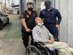 73歲輪椅男路倒  熱心霧警協助安全返家