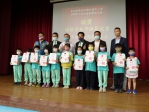 員林市長游振雄表揚僑信國小模範兒童。（照片公所提供）