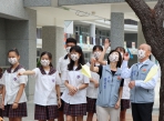 苗縣長徐耀昌13日視察國際教育資源中心與學生一起體驗課程
