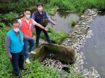 東大溪下游又見魚群暴斃魚屍滿河川  臭氣瀰漫在空氣中令人作噁  市議員楊正中及市議員參選人楊大鋐要求環保局應正視  並且努力查出魚群暴斃真正原因  環保局：水質無異常亦未發現違規排放廢（污）水情事  已採集魚屍送驗釐清發生原因