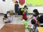 臺中市后里區嬰幼兒快打站添置小丑、吉祥物寶寶「梨寶」與「花妞」和小朋友互動  冷冰冰快打站變成孩童最喜愛的樂園