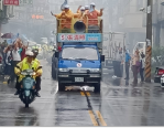 不畏風雨掃街遊行  台中議長張清照冒雨苦戰   選民報以熱情回應