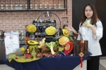 「台北國際廚藝賽」，大葉餐旅系賴郁軒同學拿到果雕類銅牌。（照片大葉提供） 　 　