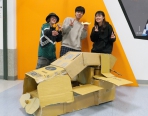大葉傳藝學程呂偌齊（左起）、吳鎧丞、陳雅琪3同學創作的「造飛機」紙箱。（照片大葉提供）