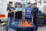大葉機械系講師楊凱安（左2）和3名同學，考取CNC銑床乙級證照。（照片大葉提供） 　