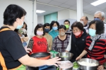 番路鄉農會將杮餅及青心烏龍茶拉麵優質在地食材  融入潤餅中  農會的綠色照顧站提前讓長輩們享受包潤餅、吃潤餅的幸福味