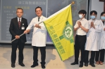彰基醫院二度前往馬祖義診，由董事長吳瑞鵬長老（左1）授旗給義診隊指揮官陳穆寬院長（左2）。（照片彰基提供）