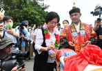 「龍王祭」，王縣長為龍舟開光點睛。（照片縣府提供）