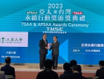 大葉大學「校發長」（右）代表學校獲頒「2023年TSAA台灣永續行動獎」。（照片大葉提供）
