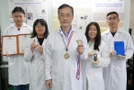 大葉工學院長李清華（中）率領學生研發鋰電池回收技術。（照片大葉提供）