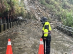 嘉義縣道169線達邦公路27.6公里處土石崩落交通中斷  竹崎警管制交通