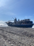 行船三分險｜漁船遭浪拍打擱淺臺東豐里岸際，海巡即時救援脫困！