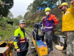 女登山客眠月線健行 腰椎舊疾復發無法行走   阿里山警消繫阿里山監工區派遣板車協助接駁急救援