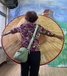超大斗笠｜近2米大小，東里84歲魔法阿嬤林惠美，用絲瓜布ㄧ針ㄧ線縫製而成！
