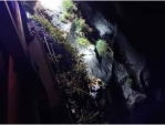 飛簷走壁｜遊客受困象鼻隧道懸崖下，觀景，下得去、上不來，特種搜救大隊攀岩救援脫困！