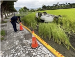 小轎車翻落稻田｜鳳林臺9線車毀駕駛平安