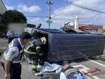 高市小貨車和廂型車「狹路相逢」5洗腎病患受困送醫