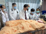 彰基總院長陳穆寬（左3），帶領醫療團隊為重傷的8歲妹妹禱告集氣。（照片彰基提供）