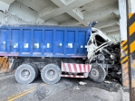 自撞明隧道｜蘇花公路舊線，大貨車毀、2人傷送醫，交通中斷1小時18分鐘！