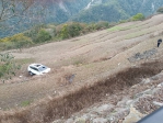 車毀人亡｜小轎車自撞農場護欄墜落20米坡崁，關山警調查！