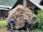 「飛」來巨石大如屋｜停格在屋前，知名景點山月村，好險、好險！