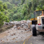 災情再現｜蘇花路廊強降雨，強震7.2災修路斷，台9線和仁至崇德路段，多處落石、崩塌，交通阻斷，入夜後已搶通！