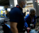 81歲老婦人（右）迷失，員林警察派出所員警主動協助，讓家人帶回家。 （照片警方提供） 　