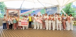 彰化市長林世賢，代表市民送康乃馨花，感謝彰基醫院護理師對市民的照顧。（照片彰基提供）